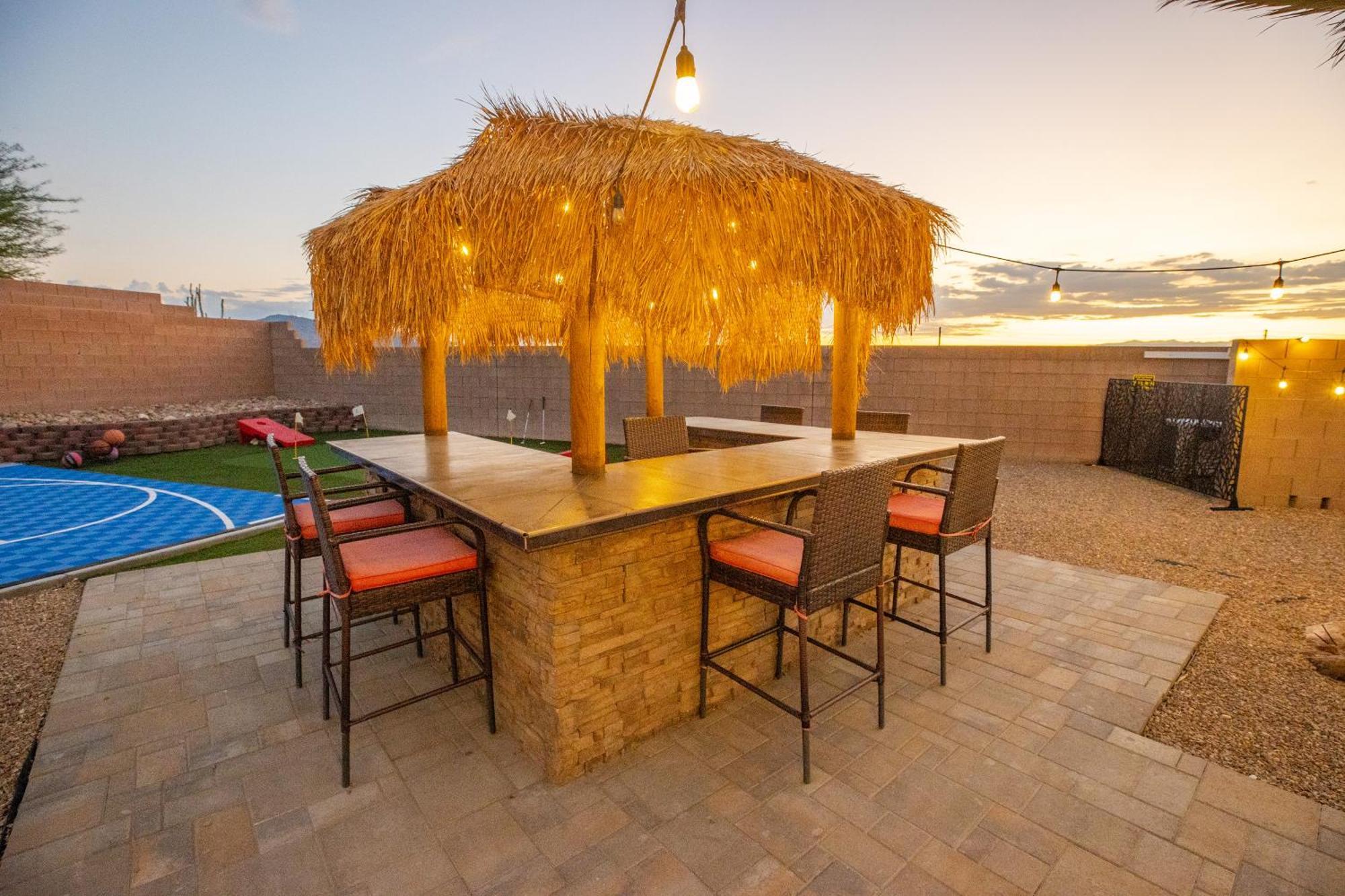 Holiday home 3400 Sqft House W/40ft Heated Pool/spa- Strip View *
