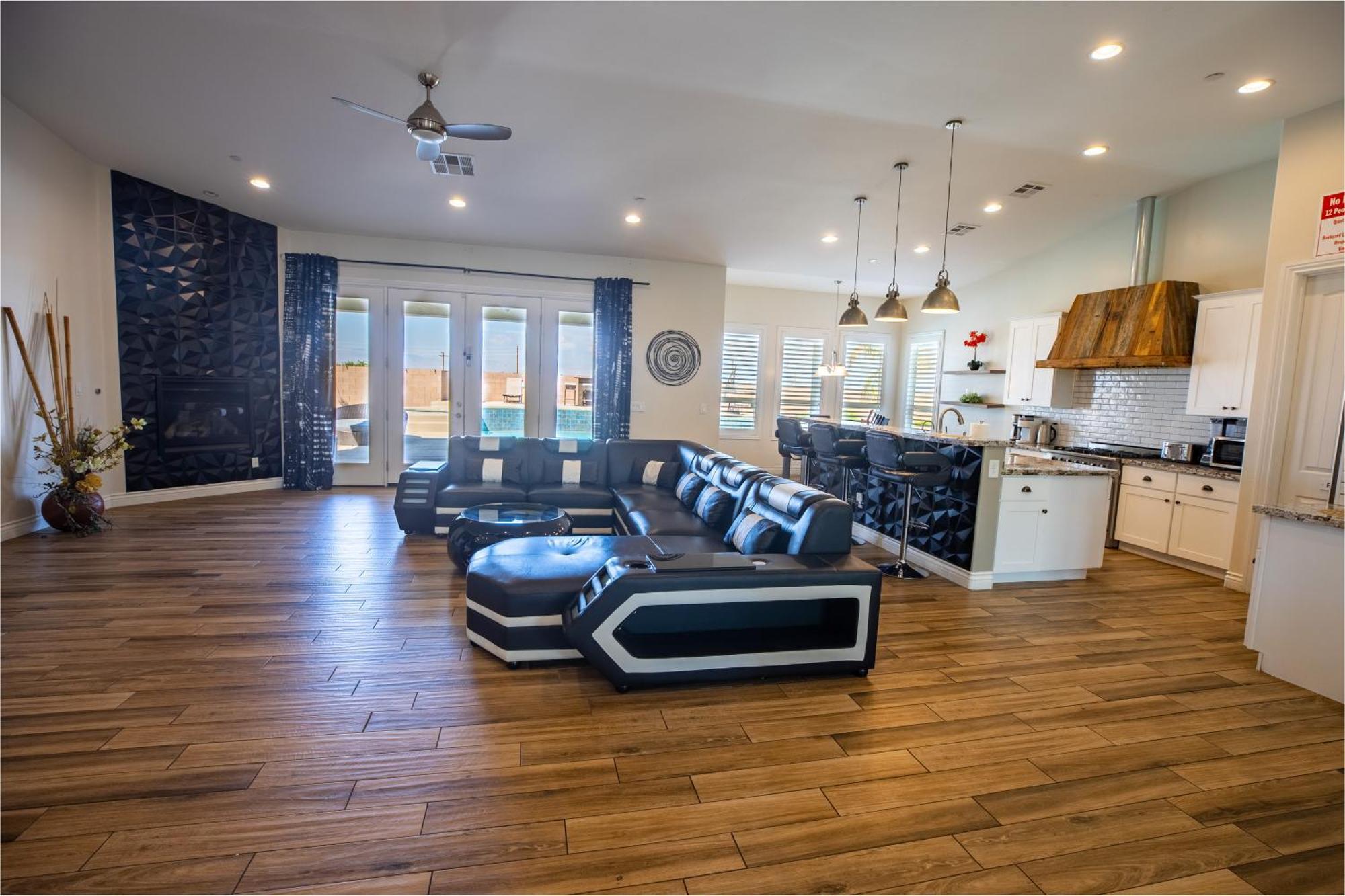 Holiday home 3400 Sqft House W/40ft Heated Pool/spa- Strip View