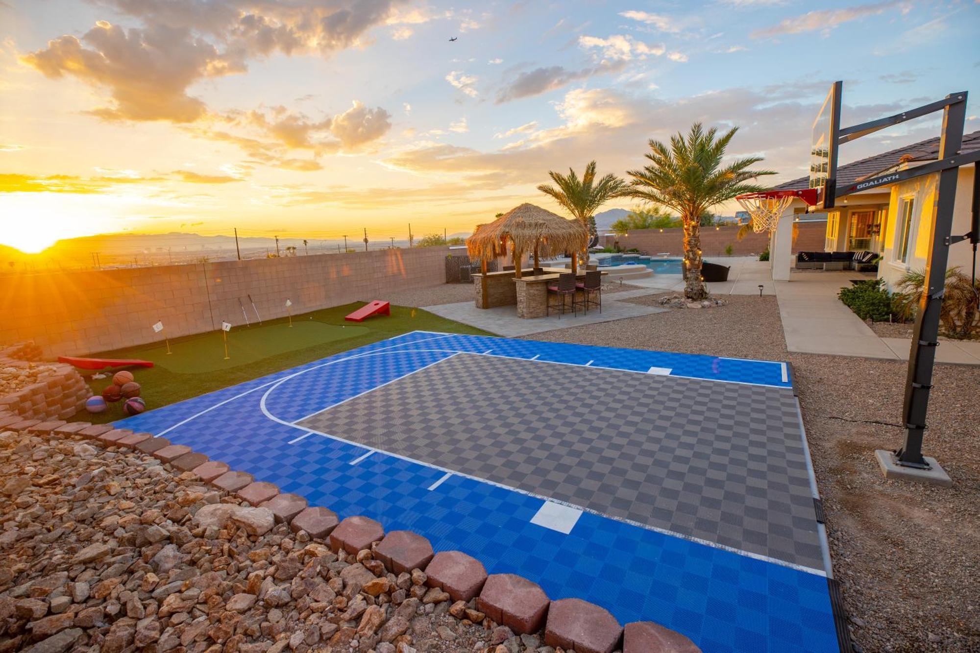 3400 Sqft House W/40ft Heated Pool/spa- Strip View Holiday home *