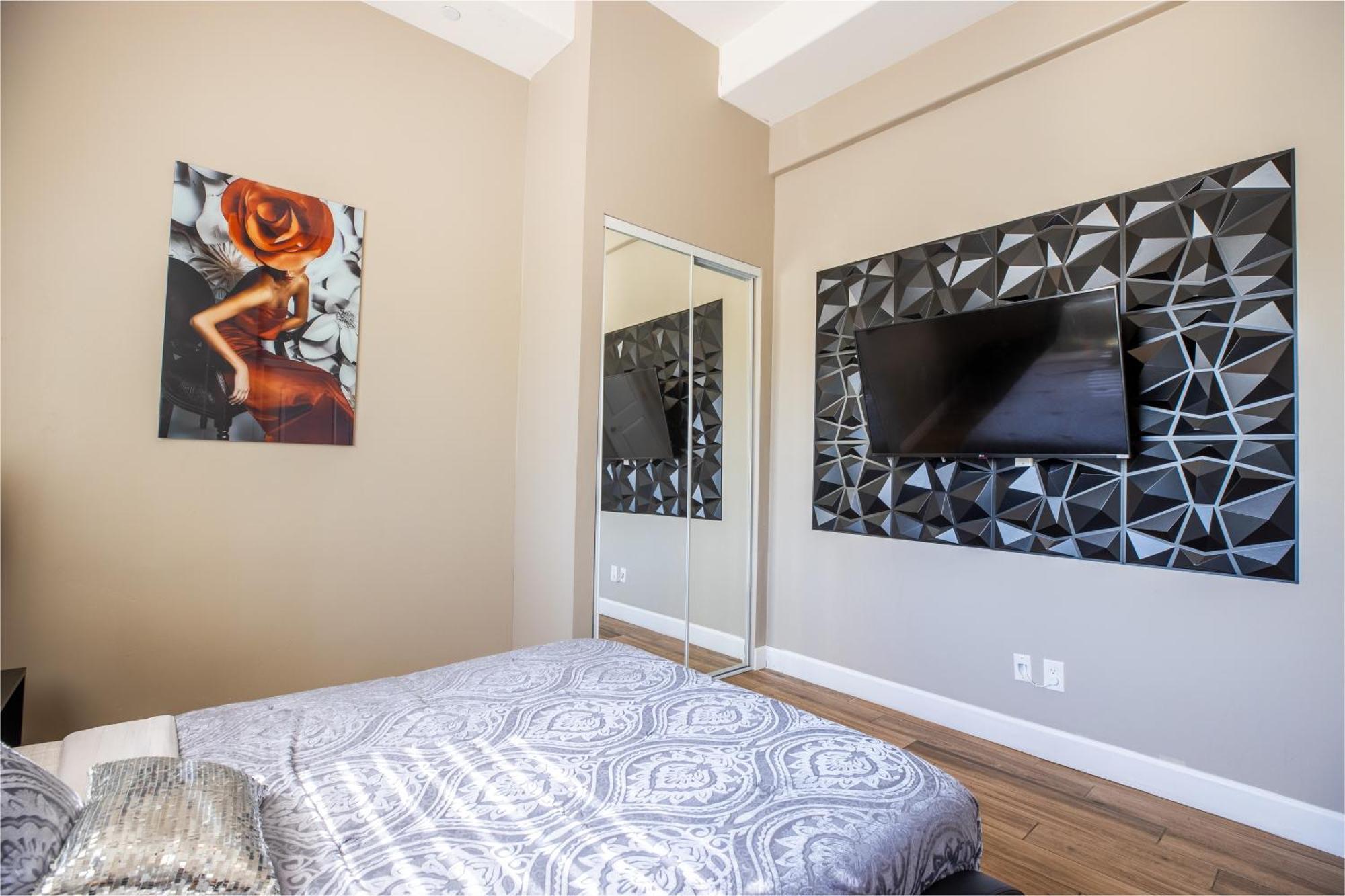 Holiday home 3400 Sqft House W/40ft Heated Pool/spa- Strip View