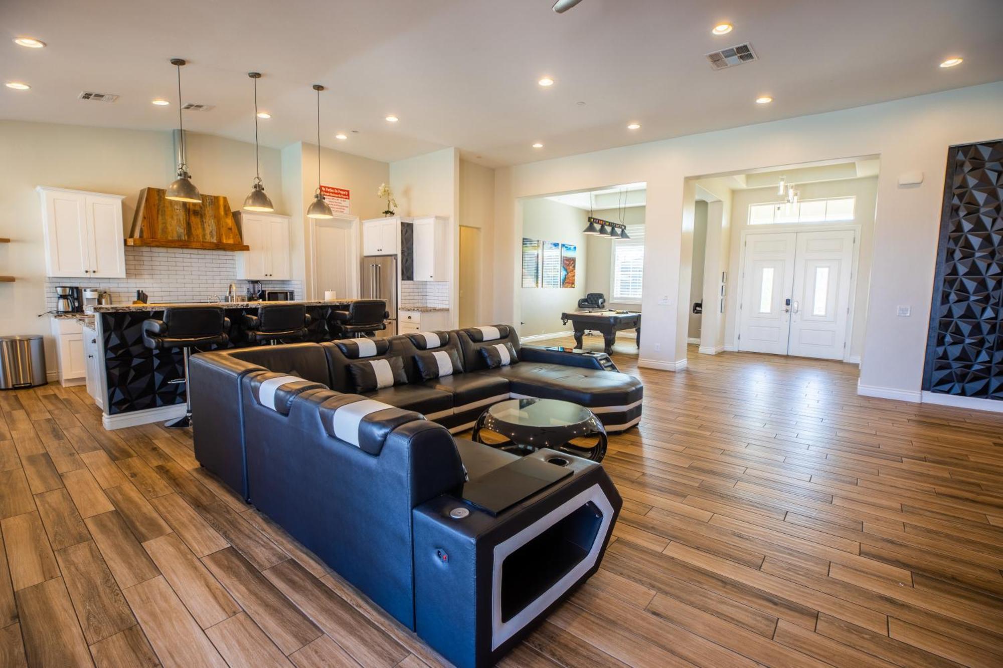 Holiday home 3400 Sqft House W/40ft Heated Pool/spa- Strip View *