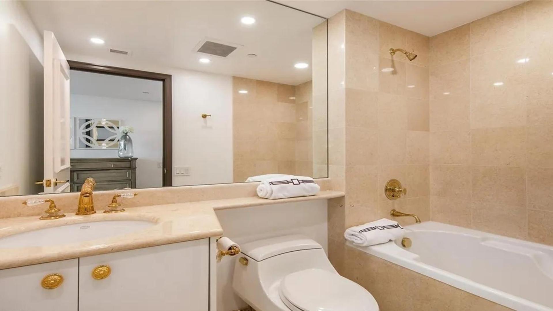 Stunning Four Bedroom Fully Professionally Remodeled Appartement *