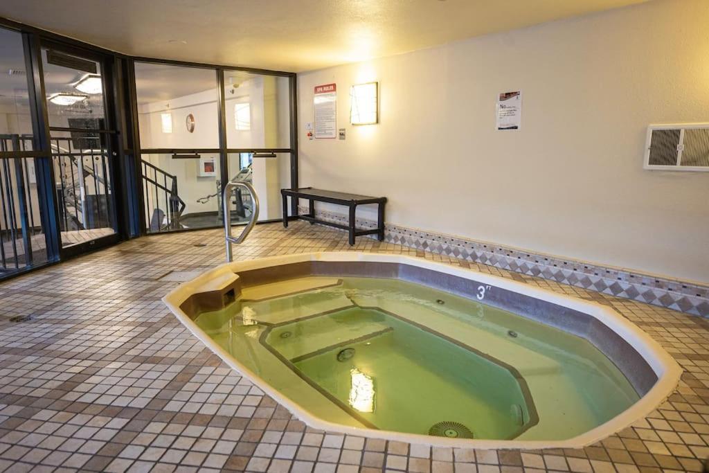Apartment Penthouse With Epic Strip Views - 2Bd & 2Ba - No Resort Fees!