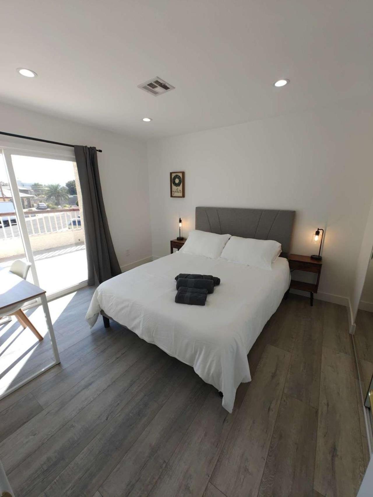 The Strip Is Just Around The Corner! Newly Renovated Luxury Modern Minimalist With Large Pool! Pousada Las Vegas