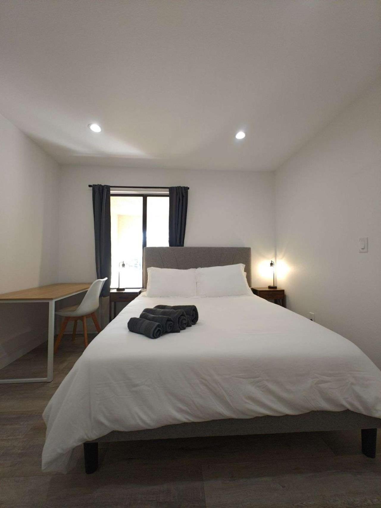 Pousada The Strip Is Just Around The Corner! Newly Renovated Luxury Modern Minimalist With Large Pool! Las Vegas