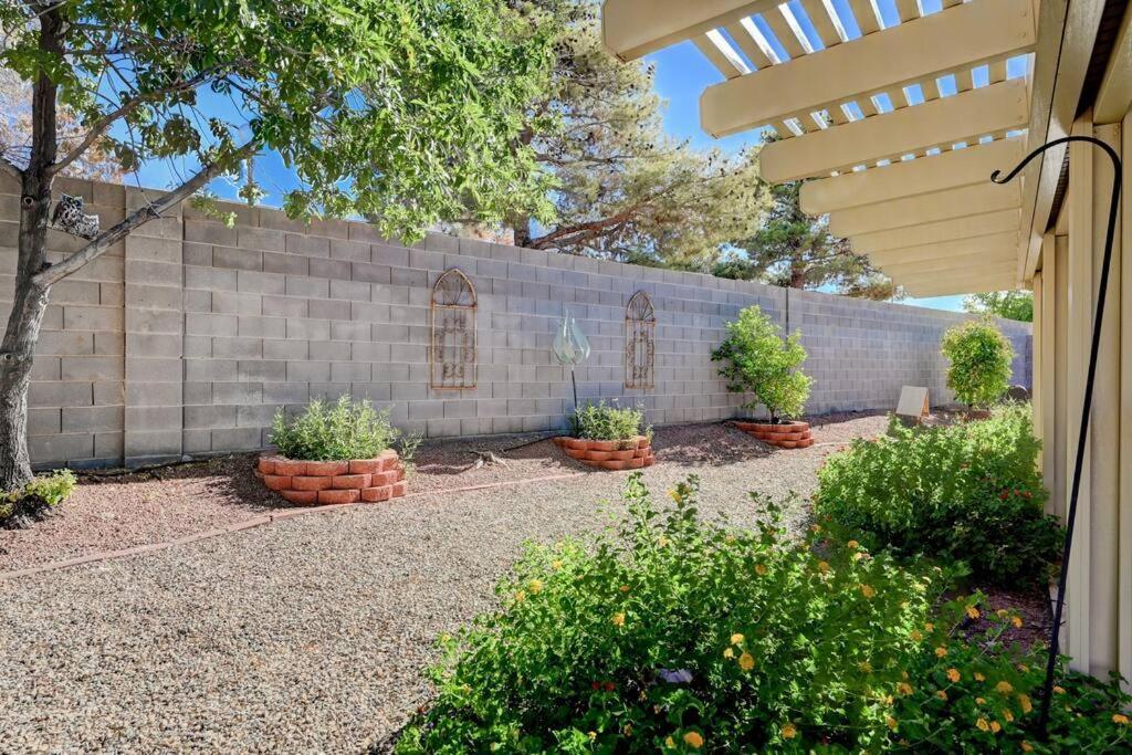 Cozy Getaway With King Bed, Bbq & Spacious Backyard