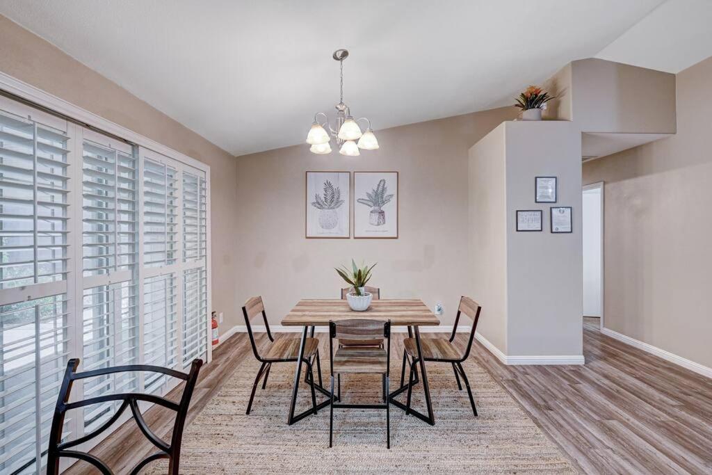 Casa vacanze Cozy Getaway With King Bed, Bbq & Spacious Backyard *