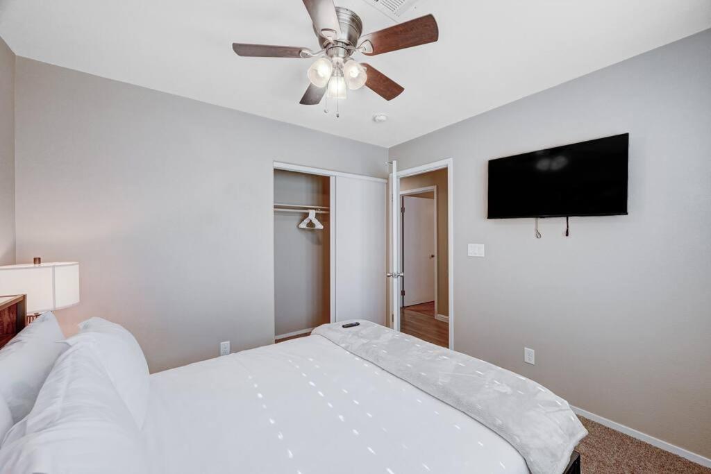 Cozy Getaway With King Bed, Bbq & Spacious Backyard *