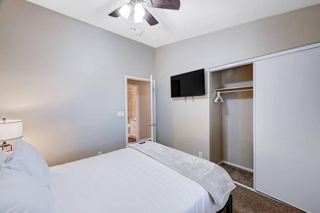 Cozy Getaway With King Bed, Bbq & Spacious Backyard *