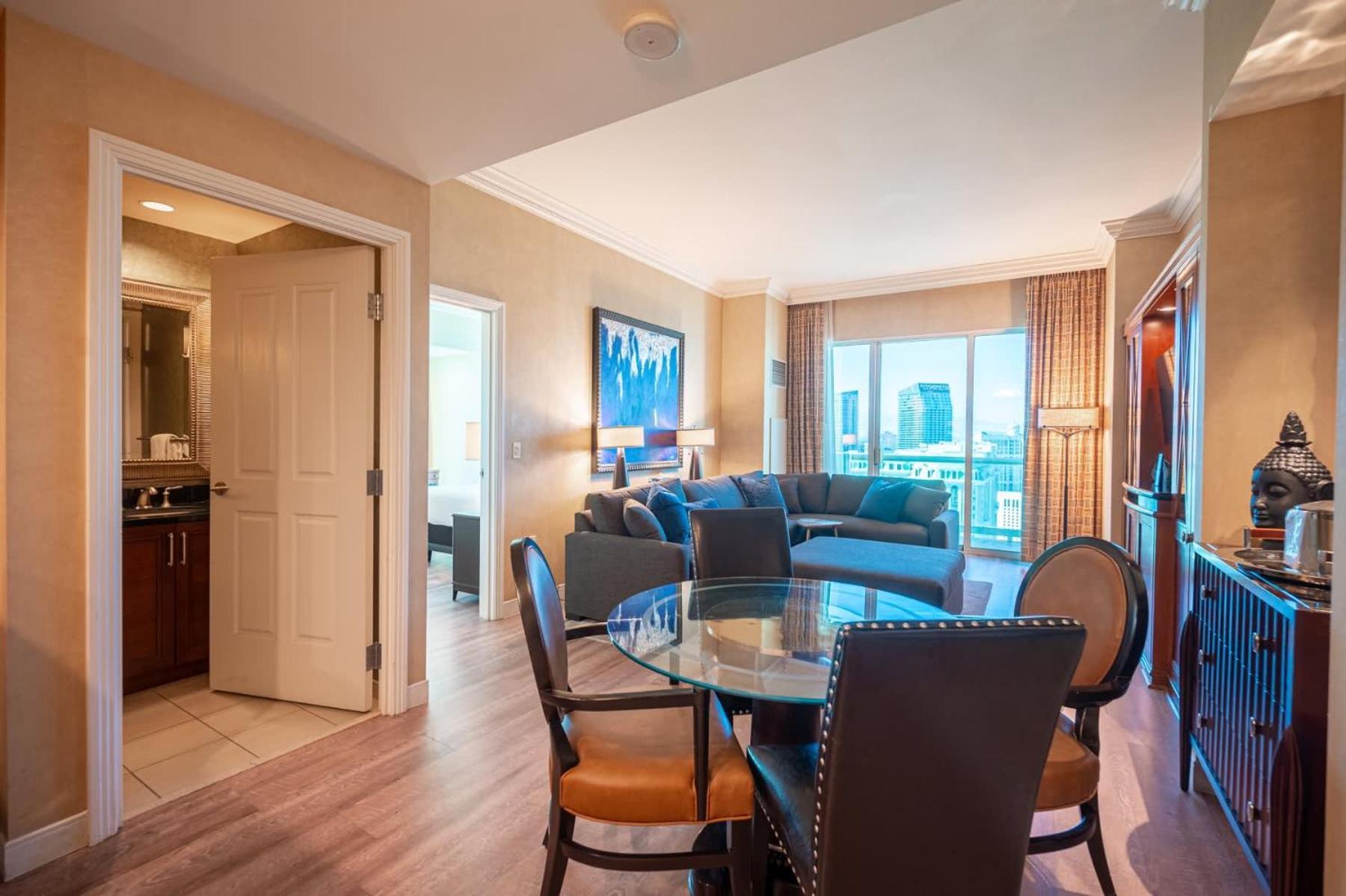 High Floor Stripview Balcony 1bdr & Jetbath Apartment Las Vegas