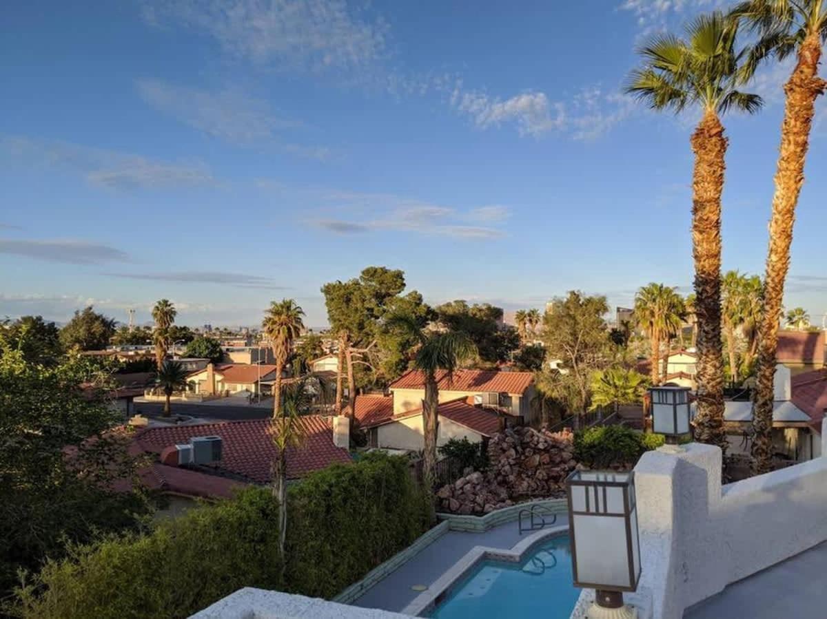 Gorgeous Escape With A Pool In Fabulous Vegas