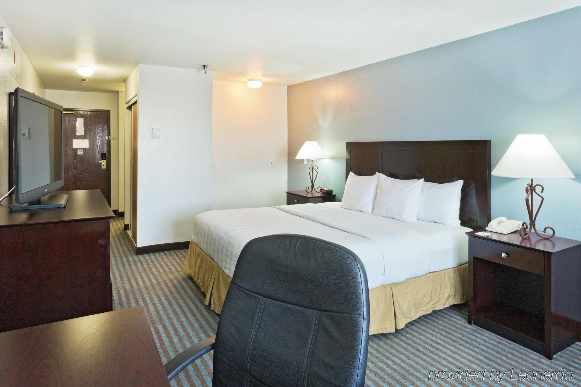 La Quinta & By Wyndham Vegas Nellis Hotel