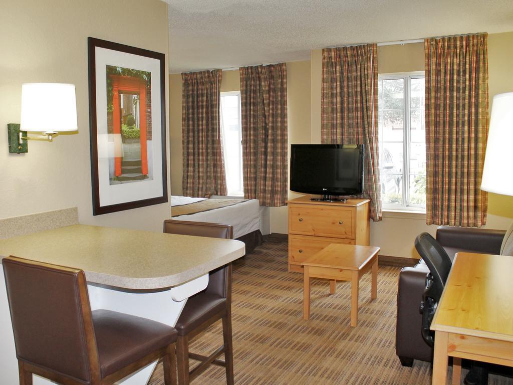 Mainstay Convention Center Hotel 2*